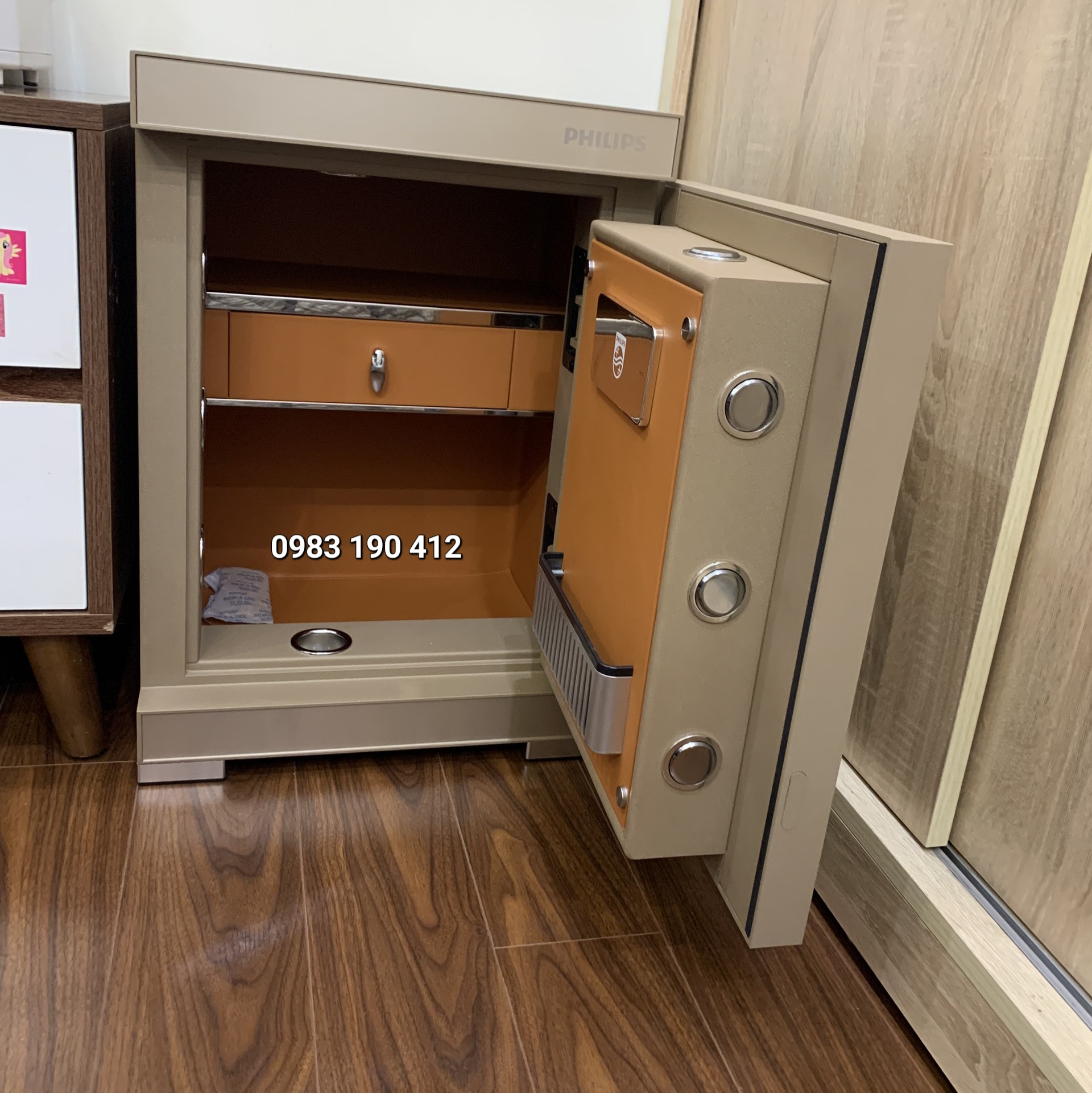 Két sắt vân tay Philips SBX602-5CU có thiết kế đơn giản, gọn gàng và tinh tế.