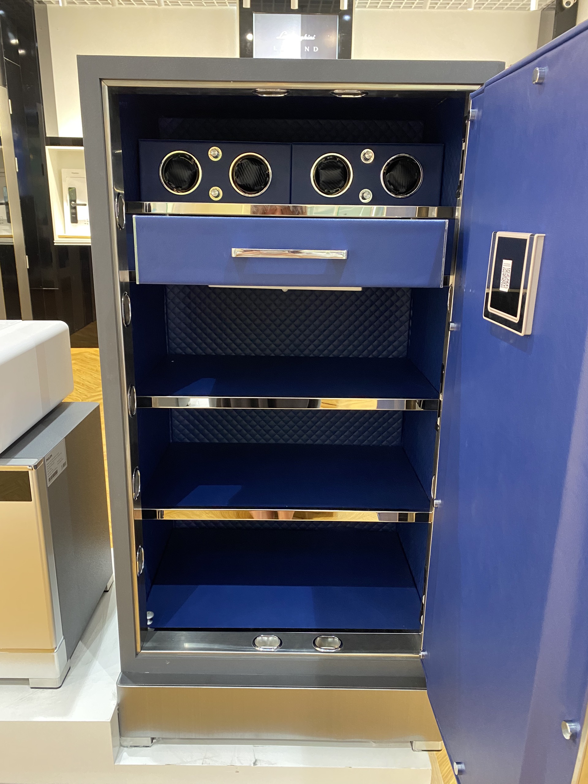 Nội thất bên trong của két sắt Philips SBX702-ABX Nội thất bên trong được phân chia khoa học và bọc da cao cấp của két sắt Philips SBX702-ABX